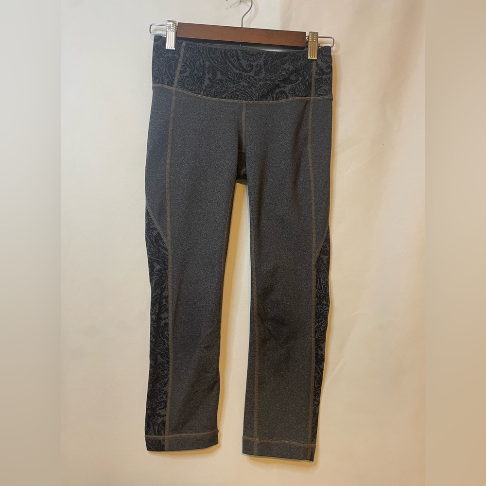 Athleta Women’s Tight Crop Legging Size XS Black /Gray Pattern C042